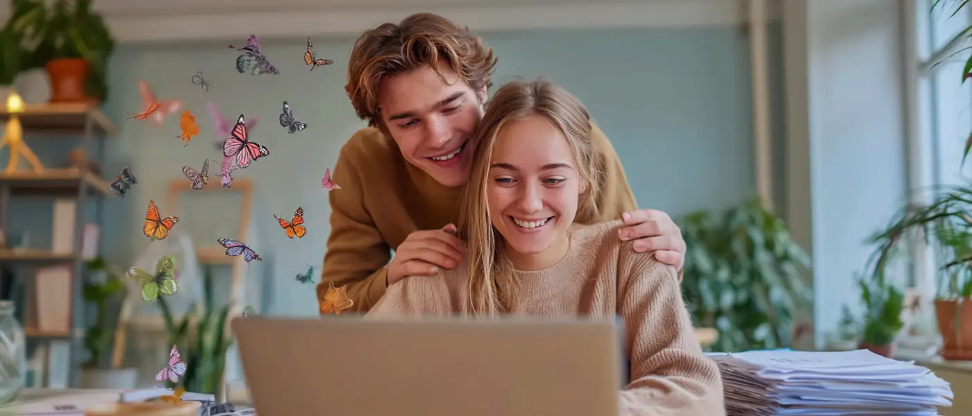 Eine Frau sitzt im Café und schreibt auf ihrem Notebook